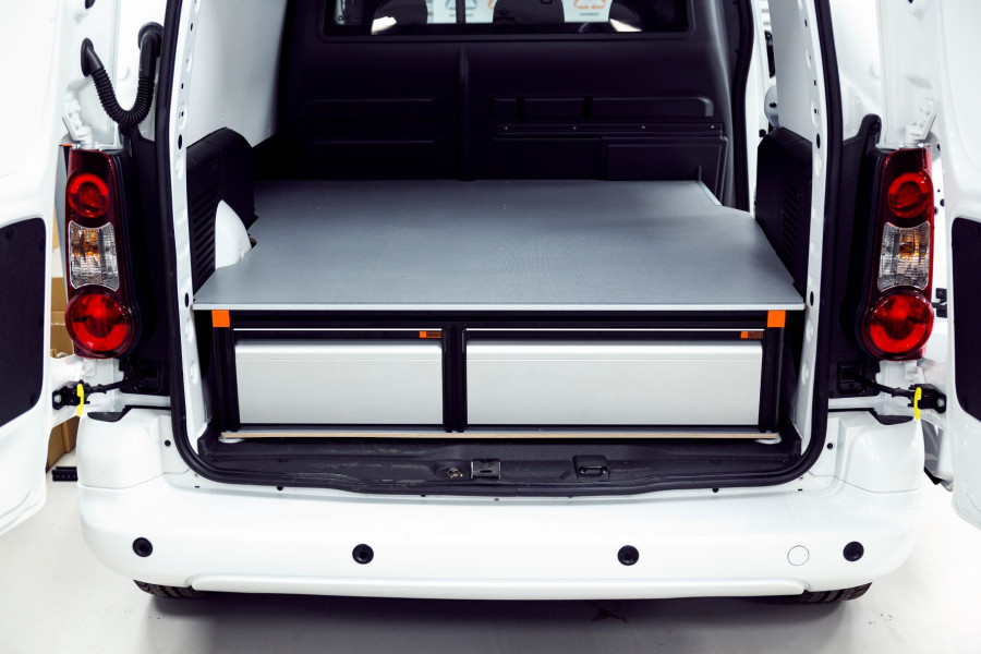 Dobbeltgulv og forhøjet gulv hjælper dig med at få maksimal plads i din arbejdsbil.